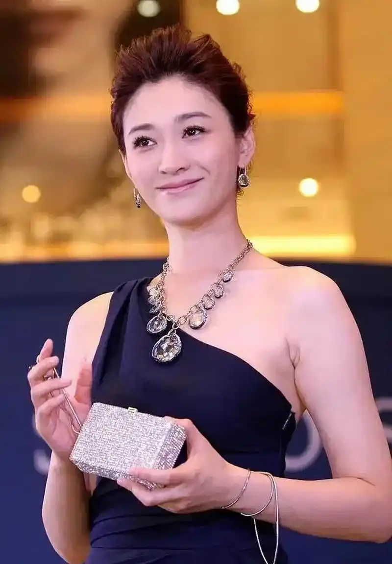 李小冉的皮肤好像开了美白磨皮效果一样[酸][酸]