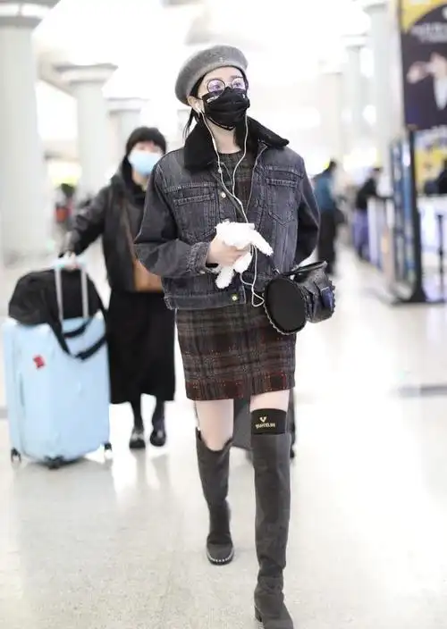 陈小纭光腿穿靴子却露出护膝表面穿得挺清凉但保养得比谁都好