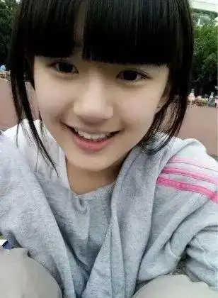 赵露思第一次走红是在她中学时期,一张齐刘海的学生照片让她火遍网络