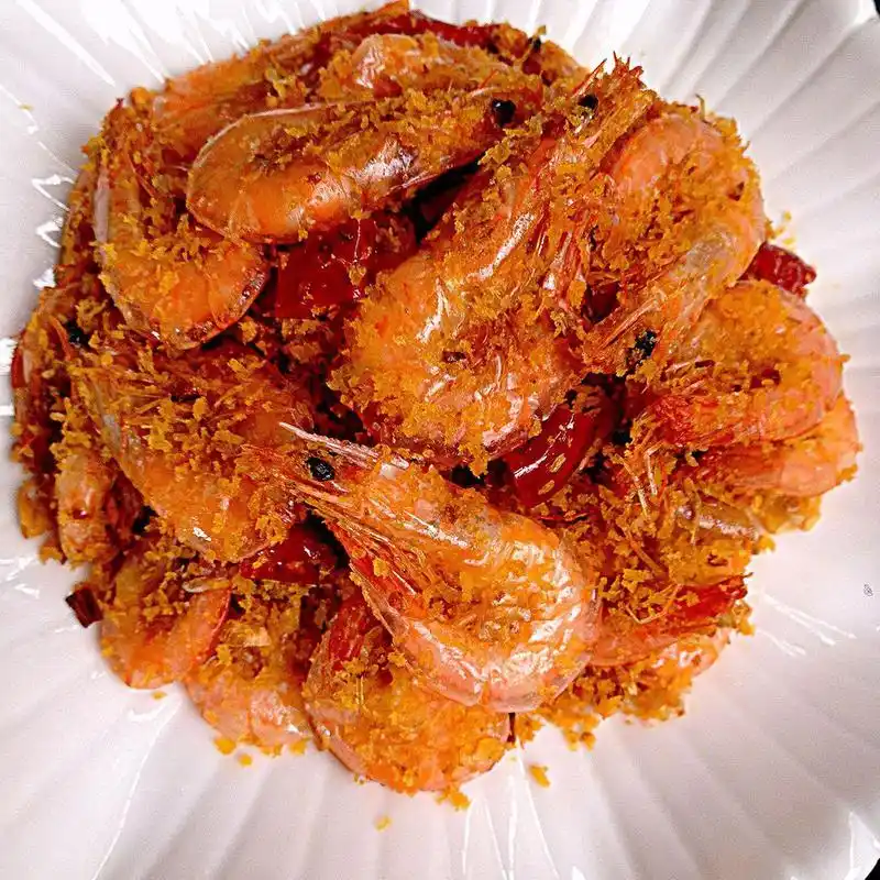 3 上得利仕无烟不粘锅,加入比平时炒菜多一点的油烧热,将虾炸至红色