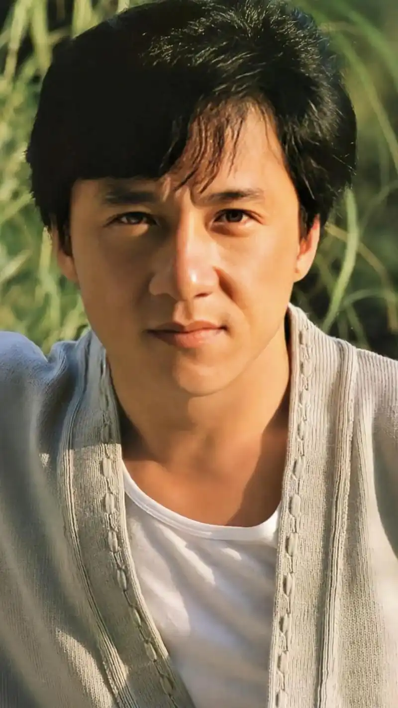 成龙:华语影坛的不朽传奇 成龙,一个饱含热血,敢于拼搏,正义和敬业的