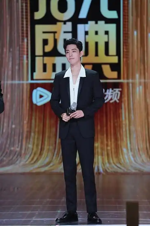 肖战身穿西装好有绅士气质,真是"衣服架子"身材,怎么穿都好看