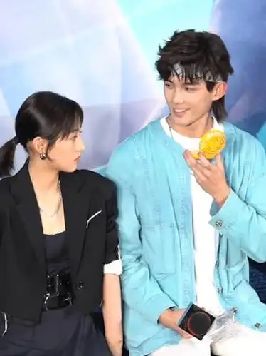 张子枫吴磊发布会现场好好磕好像女明星带着她的大学生男朋友