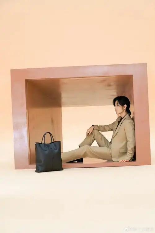 肖战工作室还有限定长发战的库存,这也太精英太睿智太帅气了吧!