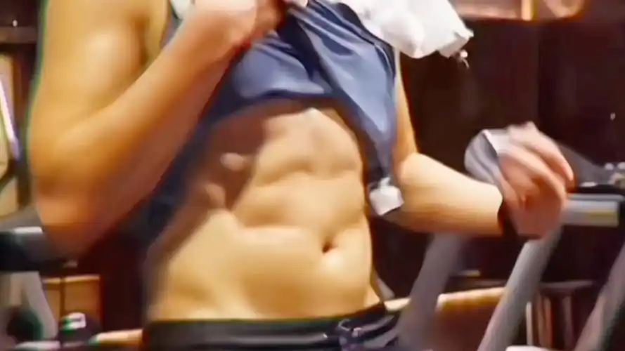 咦你腹肌有八块