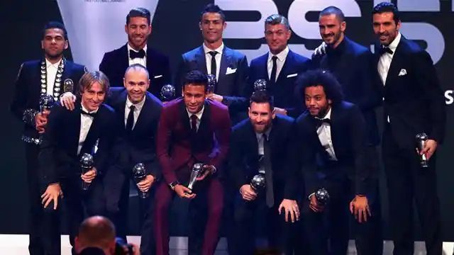 c罗蝉联世界足球先生上台领奖 背后梅西眼神亮了