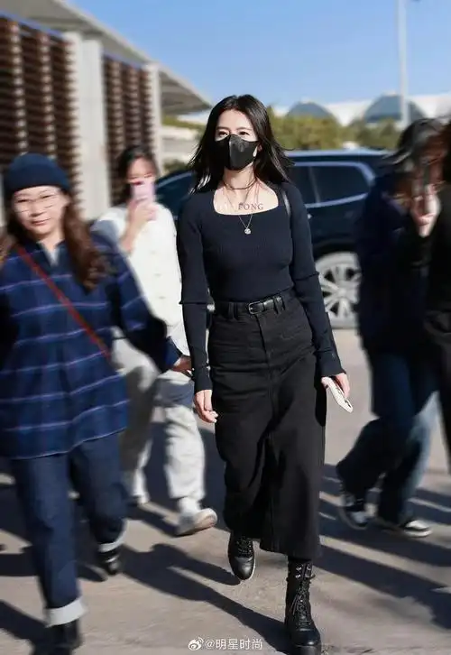 高圆圆机场穿搭,一身黑色搭配简约大方又不失细节之美,大家日常出行的