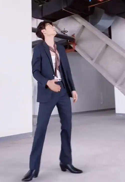 受不了,这哥的腿逆天了#王一博