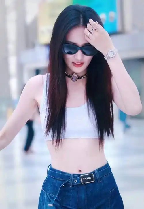 徐璐北京机场亮相,"内衣"背心火辣又清凉,一身名牌高达100万_造型