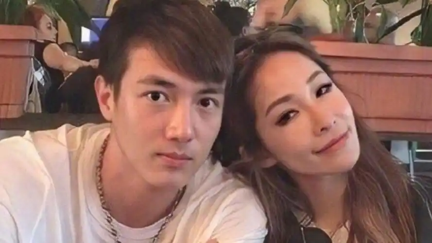 萧亚轩前男友黄皓疑当爸,晒手捧婴儿脚丫照,去年承认与邻居结婚