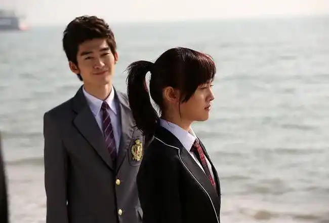 张翰跨年表演"手链"太抢镜,网友直呼:这是和郑爽公开"撒糖"