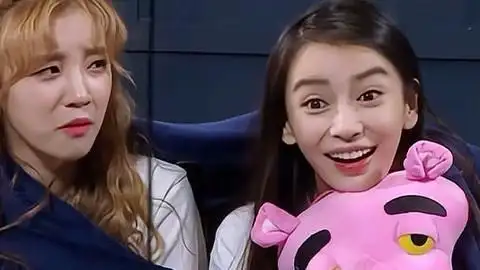 宋雨琦与angelababy同框直播,亲密互动力破不合传闻