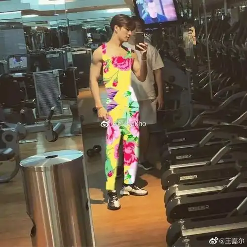 多翻翻他微博不难发现王嘉尔真的很爱紧身裤(?