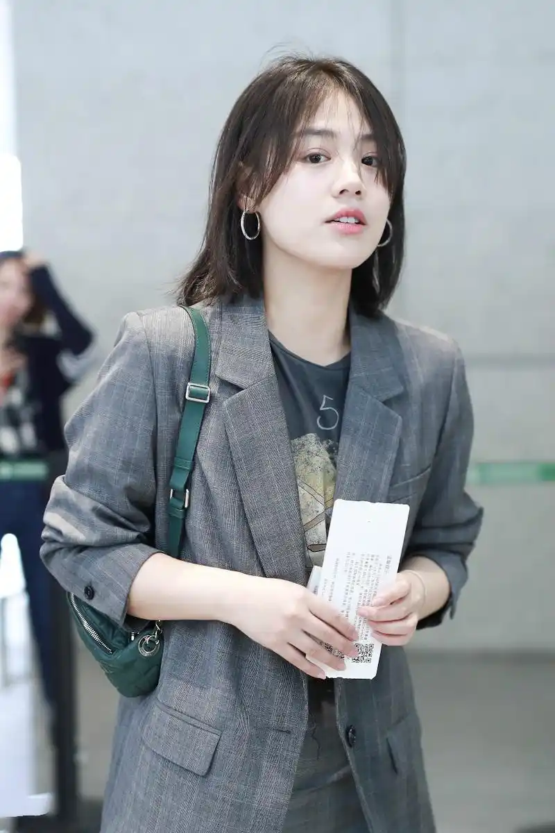 马思纯穿灰色西装现身机场玩下衣消失,皮肤白皙面带微笑心情佳
