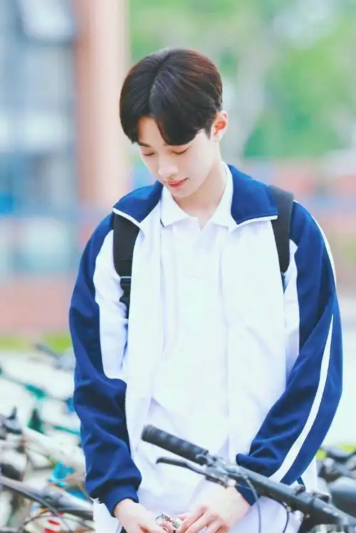 穿校服自成风景线的爱豆 赖冠霖变身又年学长前来参赛