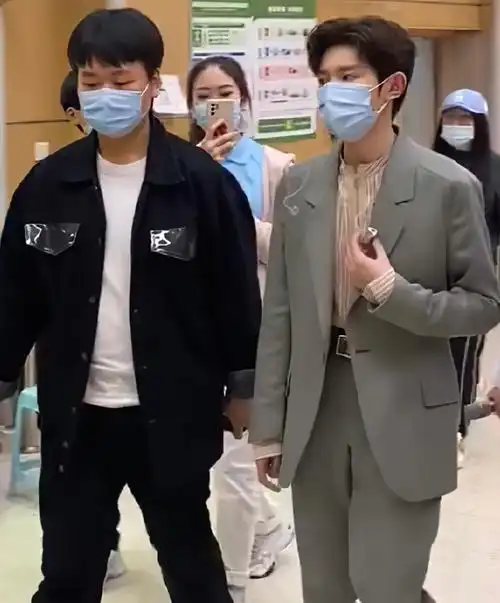 王源总算长高了,央视无修图身高太抢镜,不到一月突破一米八?