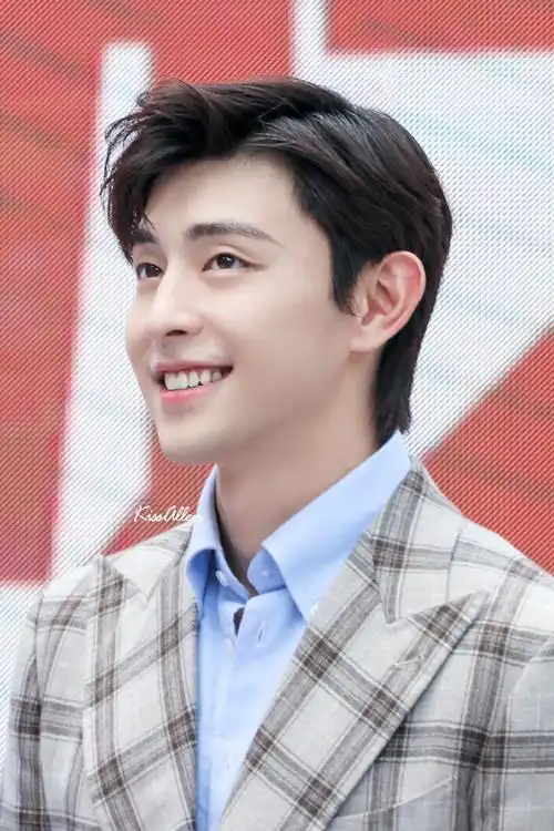 邓伦#223298836 穿西装很帅,但是也很热啊,下次不要见外啊