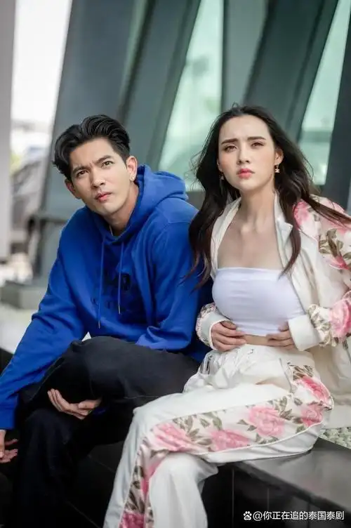 泰剧《情链》情侣档kem与mookda台历写真曝光:越来越有夫妻相了