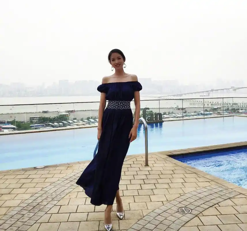 张梓琳气质这块把握太稳,穿一字肩连衣裙古典温婉,好气质惊艳