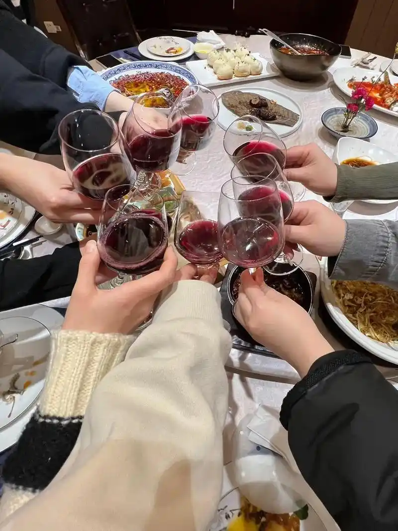 今天和闺蜜们聚餐真是太美好了!我们一起品尝了各 - 抖音