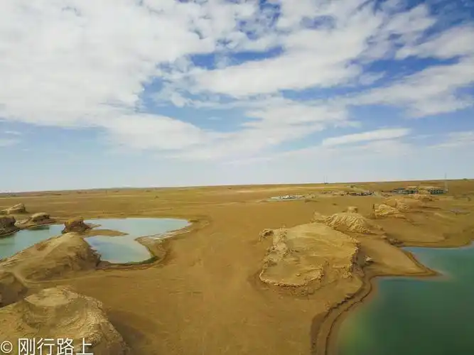 航拍青海无人区水上雅丹,这世界唯独你最有内涵