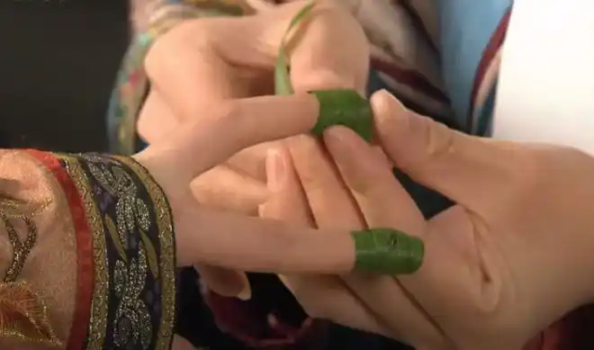 且并非轻轻带过,而是加强描述,玉娆甚至还说这个凤仙花染在指甲上可