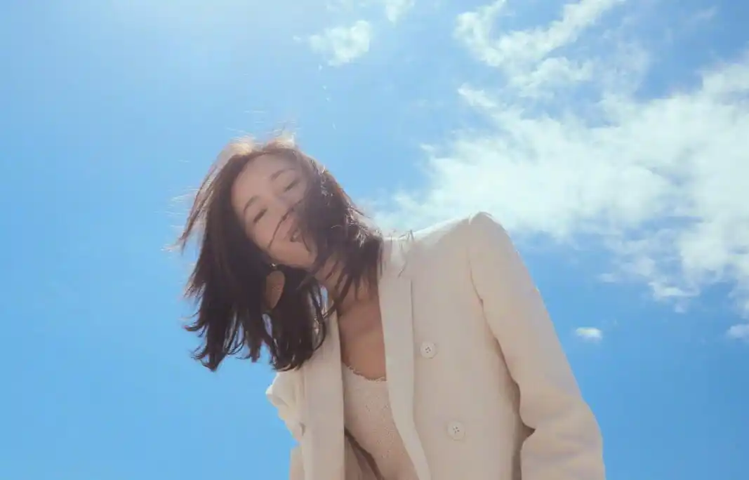 江一燕戛纳海边大片曝光,素色穿搭太高级!掌握这3点就能轻松get