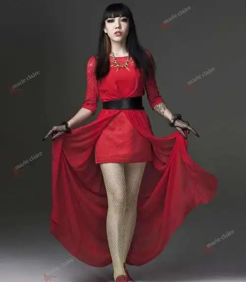 吴莫愁红色连衣裙手带黑色蕾丝亦性感无比