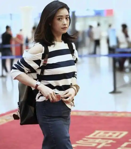 蒋欣又瘦了,穿条纹露肩上衣配半身裙减龄洋气,打扮得像个大学生_时尚