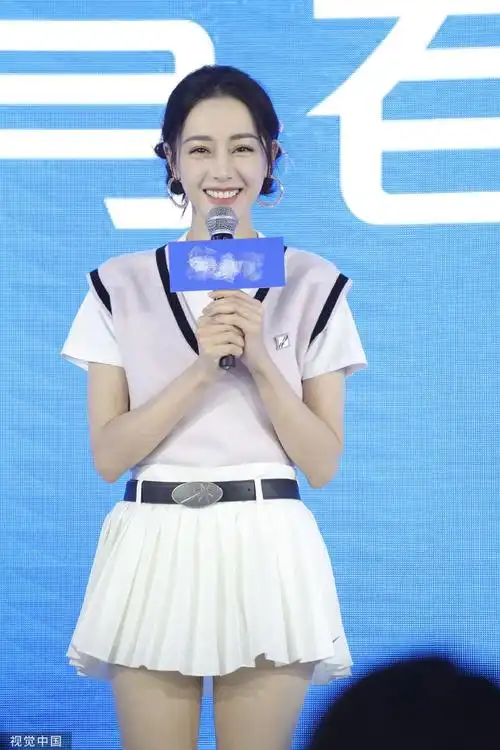 组图:迪丽热巴穿马甲配短裙现身 身材纤细扎双丸子头活泼可爱