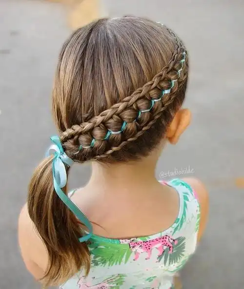 这款是小女孩花式丸子头,将头发分成几个相同等分后相互交叉炸成马尾