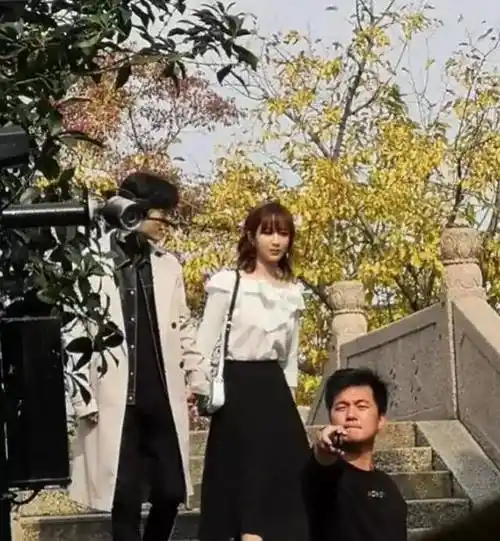 别再说杨紫胖了,成功瘦身的她与肖战牵手,颜值高到移不开视线!