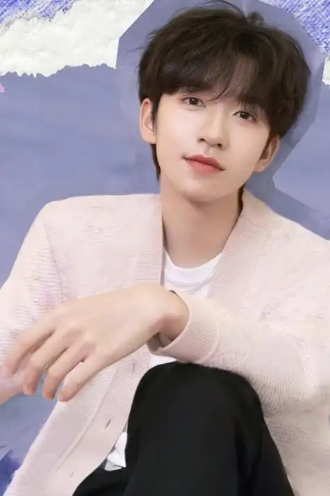 熊猫脸的嘿嘿关注打开新页热度(59)评论(1)推荐贺峻霖贺峻霖十八长翎