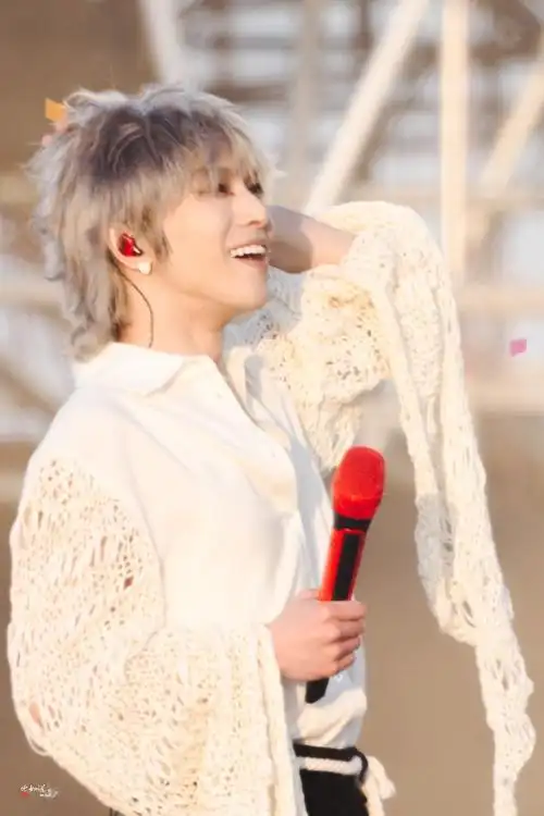 华晨宇照片是歌迷日出照拼的##2024华晨宇火星演唱会