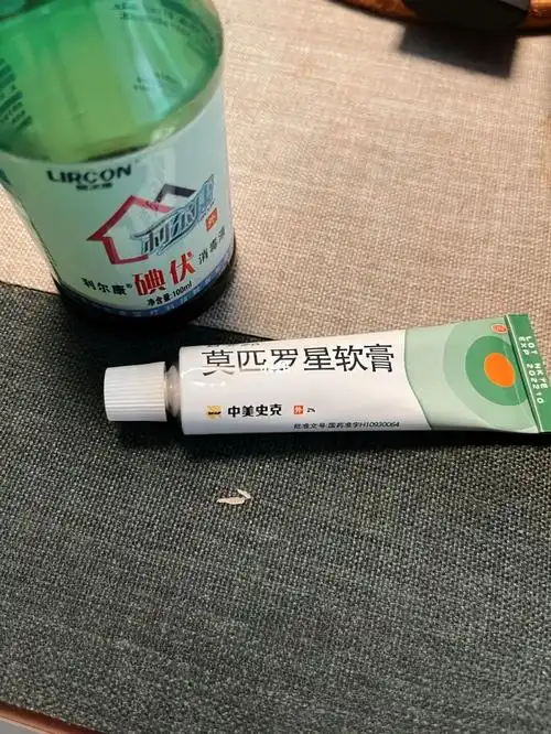 当时只用了家里现有的红霉素软膏和碘伏清理一下后把尖剪出来就好了