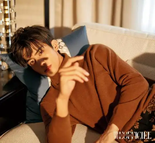 宋威龙再登杂志封面沉稳不失朝气十分撩人