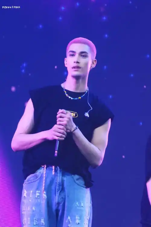 米卡寸头粉发##into1泰国演唱会第二场