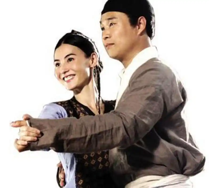 有一次晚会中,张柏芝和小沈阳一起同台献唱《爱上了你》,两人合作得