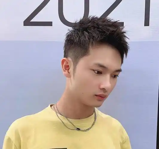 男生在夏季一定要尝试一下这3款短发,提升颜值,减龄又帅气