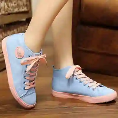 女生穿帆布鞋