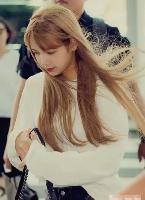 lisa只不过穿了条超短裤!气场全开美到炸,"芭比脸"太迷人_感觉_身材_