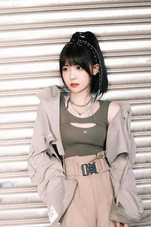 赖美云高马尾搭工装造型写真扎麻花辫超减龄