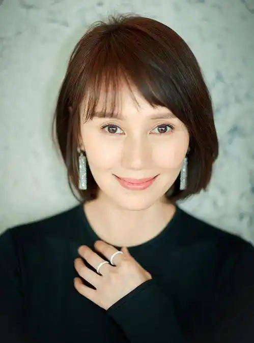 50岁女人烫什么发型?高端优雅的女士烫发,格外吸引眼球