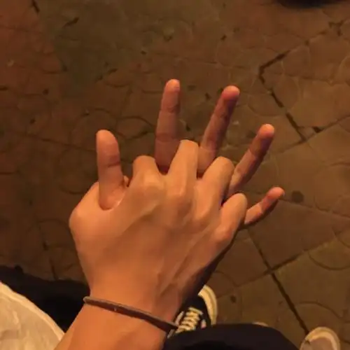 牵手情侣源啊邱同学