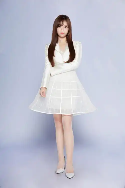 黄霄云录音室版《我用所有报答爱》上线 歌曲全新改编情感细腻