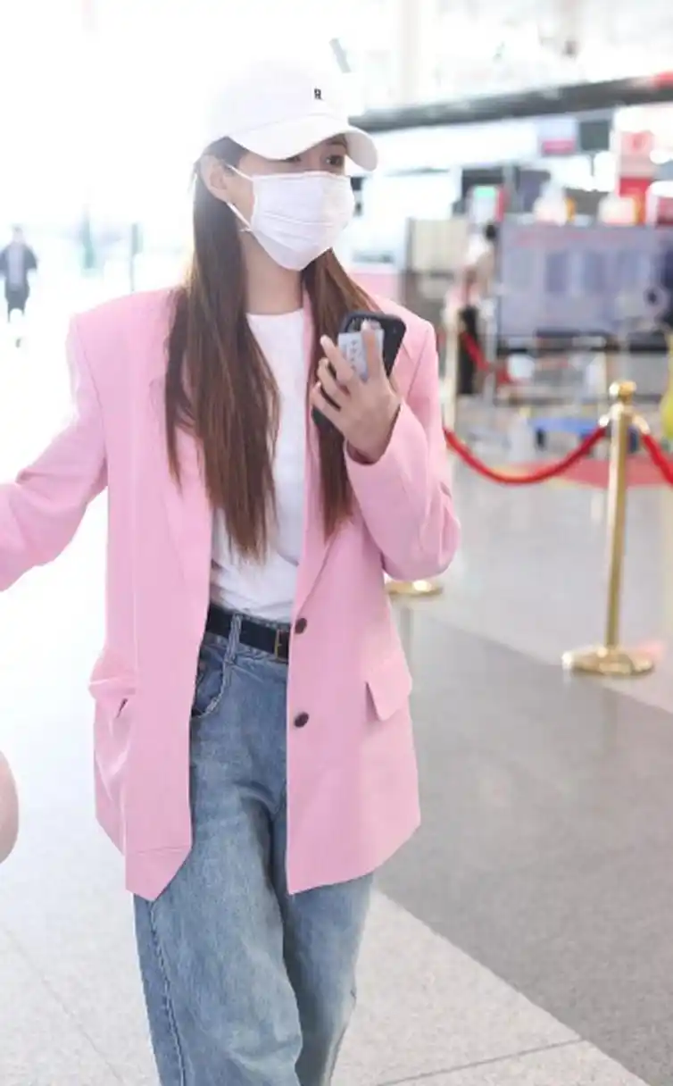 沈梦辰机场街拍,粉色西装外套 牛仔阔腿裤 棒球帽简约时尚!