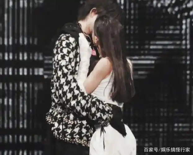 演唱会现场,蔡徐坤当众跟女伴上演借位吻,惹台下粉丝集体尖叫