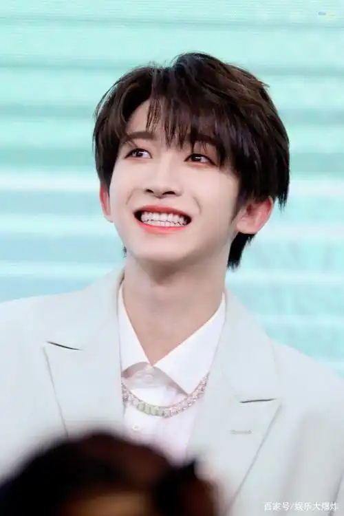 刘宇出行引热议,敷手膜变精致男孩,参加活动却冷场