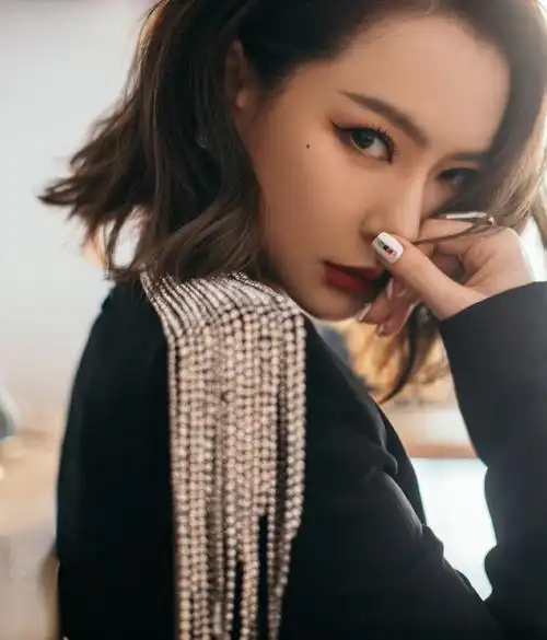 戚薇齐肩短发魅惑性感写真图片