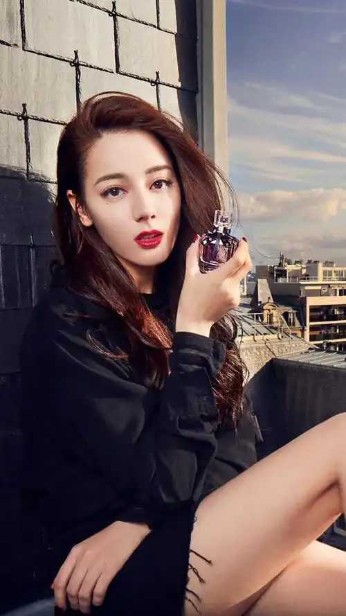 迪丽热巴时尚魅力动人写真